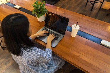 Çalışırken dizüstü bilgisayarda yazan kadın 