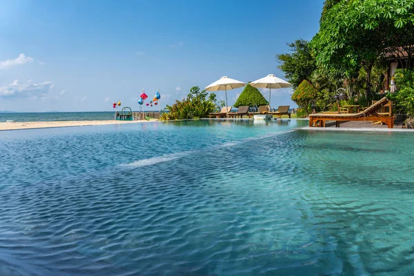 Prachtig zwembad met uitzicht op zee — Stockfoto