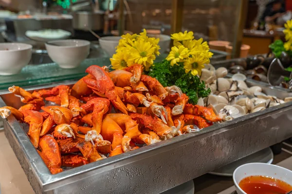Haufen Krabbenkrallen und Venusmuscheln im Fischbuffet-Restaurant — Stockfoto