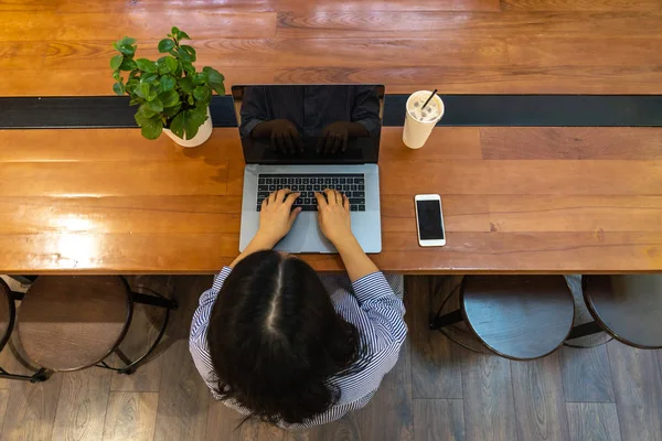 Vista superior de la mujer asiática escribiendo ordenador portátil — Foto de Stock