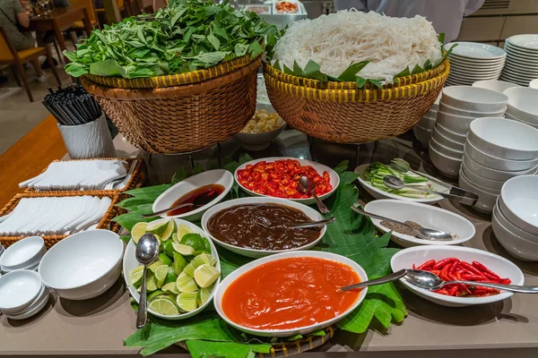 Traditionelle vietnamesische Pho-Nudelsuppe und Würze in der Buffettheke — Stockfoto