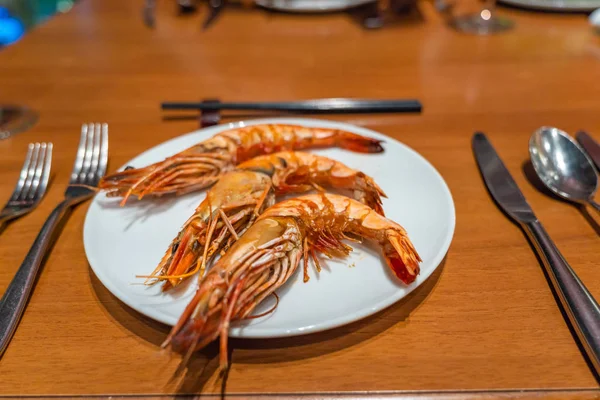 흰 접시 위에 구운 맛있는 새우 사진을 확대 한 모습 — 스톡 사진