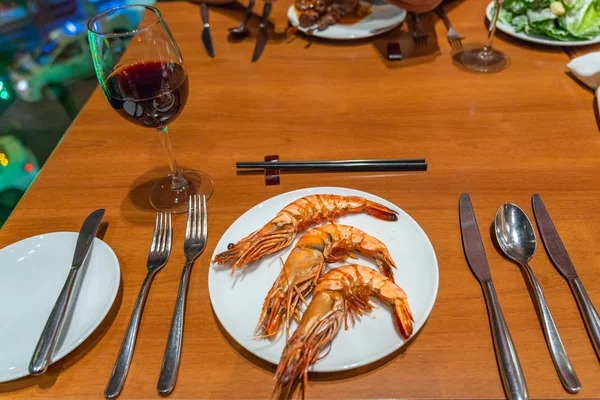 구운 새우 요리 접시와 식당에 놓인 식탁보 — 스톡 사진