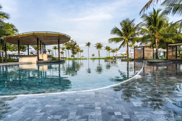 Güzel sonsuzluk havuzu ve tropik sahilde palmiye ağacı. — Stok fotoğraf