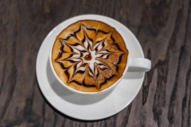 Masanın üzerinde güzel bir fincan mocha latte sanat kahvesi