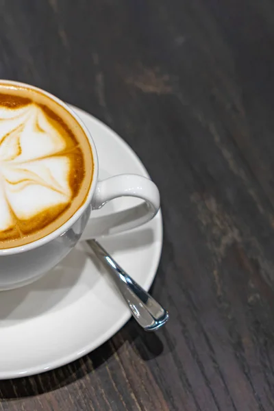 Nahaufnahme Foto von Cappuccino Latte Art Kaffee auf rustikalem Hintergrund — Stockfoto