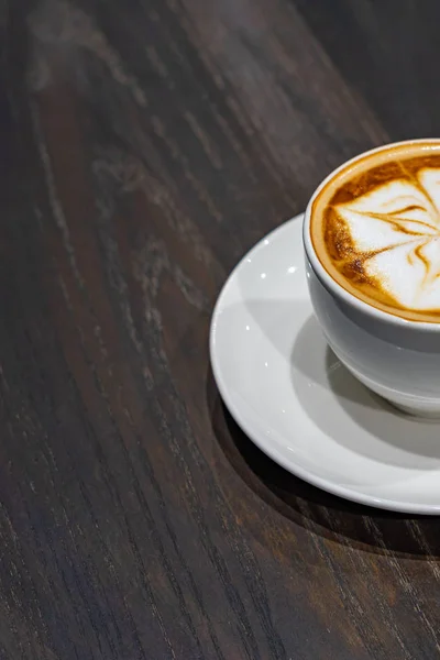 Schöner Cappuccino-Schaum Milchmuster Kaffee auf Holztisch — Stockfoto