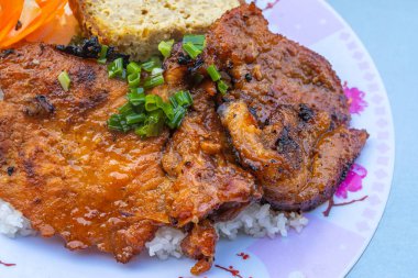 Izgara domuz pirzolası - ünlü Vietnam geleneksel yemekleri