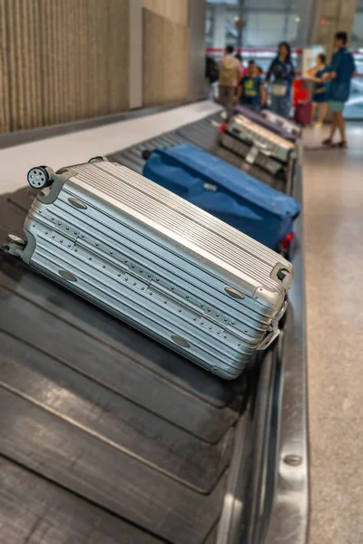 Valise ou bagage sur bande transporteuse à l'aéroport réclamation de bagages — Photo