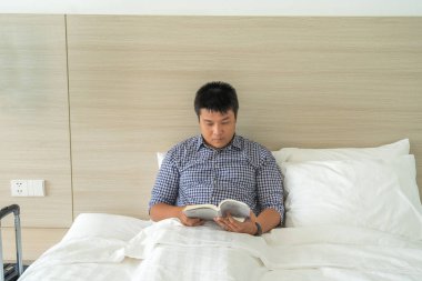 İş adamı yatmadan önce bir kitap okudu. 