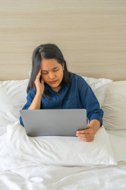 İş kadını iş konusunda baş ağrısı ve stres hisseder