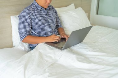 İş gezisi sırasında dizüstü bilgisayar kullanan bir adam.