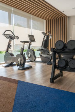 Spor bisikletleri ve spor aletleri spor salonunda egzersiz için.