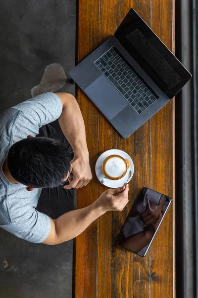 Vista superior vertical del freelancer asiático usando portátil en la cafetería — Foto de Stock