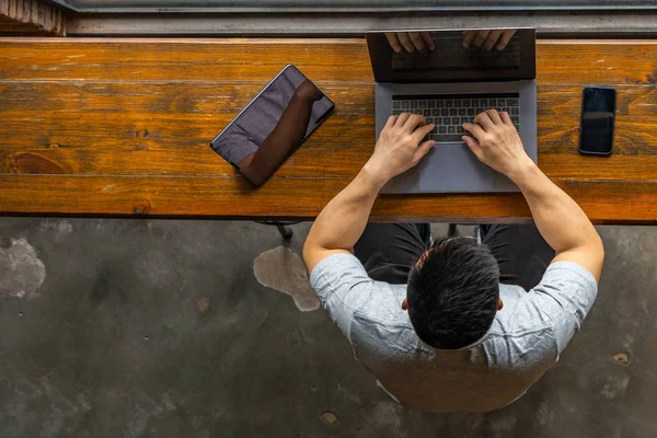 Vista superior del joven freelancer escribiendo portátil al lado de la tableta — Foto de Stock