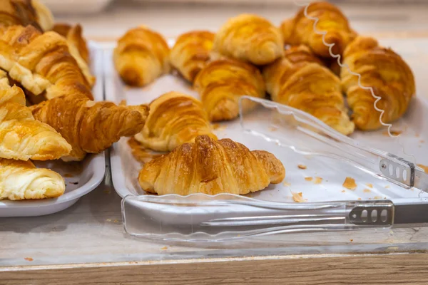Croissant delicioso fresco en bandeja de venta en la pastelería — Foto de Stock