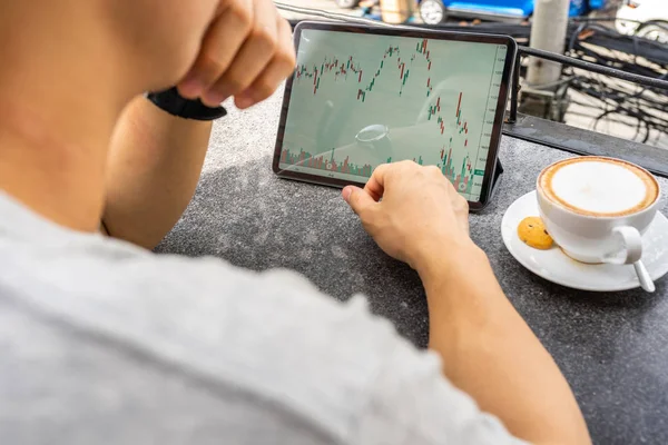 Asiatische Freelancer Blick auf Finanz-Kerzenständer Graph auf Tablet — Stockfoto