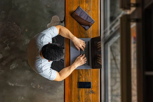 Asiático freelancer escribir portátil junto a la tableta y el teléfono inteligente — Foto de Stock