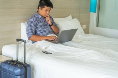 Yatakta dizüstü bilgisayarla çalışmaya odaklan.