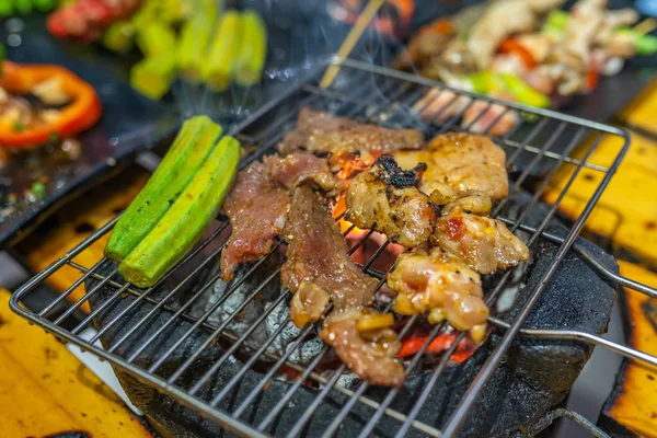 Foto de close-up de carne grelhada e legumes no fogão a carvão — Fotografia de Stock