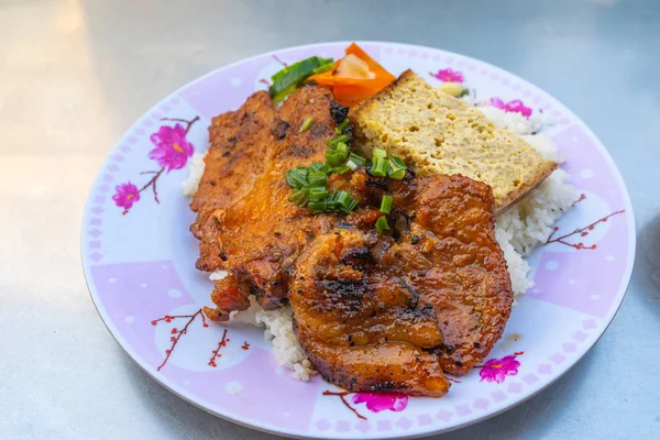 Delicious Vietnam panggang nasi babi dengan nama Com Tam — Stok Foto