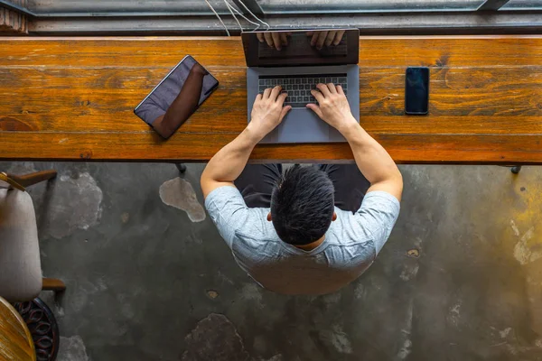 Vista de ángulo alto del hombre de negocios asiático que trabaja en el ordenador portátil — Foto de Stock