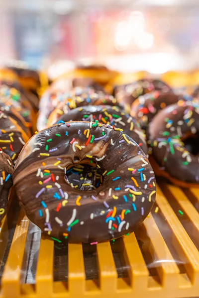 Verticale foto van matte chocoladedonut bij banketbakkerij — Stockfoto