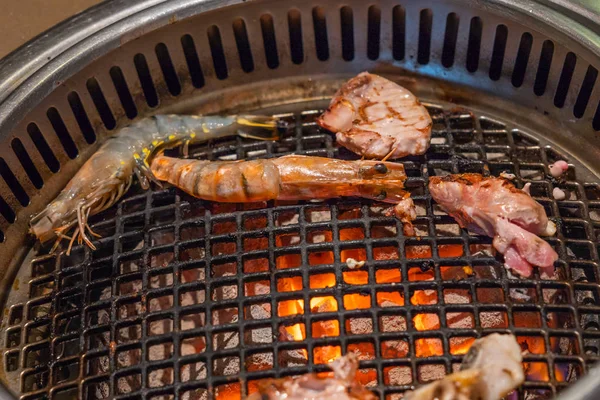 Смажені креветки морепродукти та стейк з вогнем та полум'ям барбекю — стокове фото