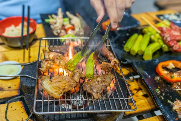 Carne de churrasco e legumes de quiabo no fogão a carvão em chamas — Fotografia de Stock