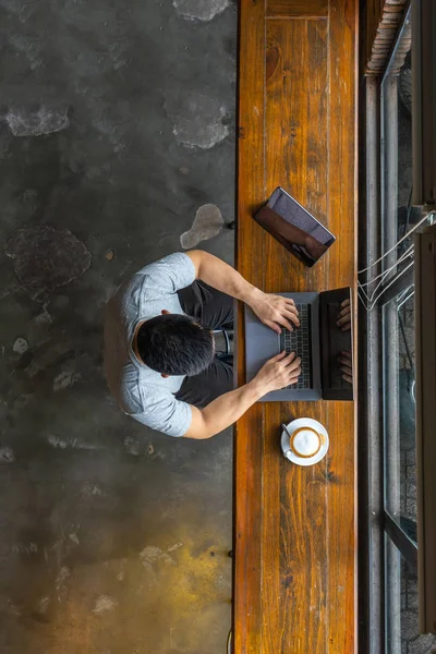 Vista superior vertical de freelancer asiático escribiendo en el ordenador portátil — Foto de Stock
