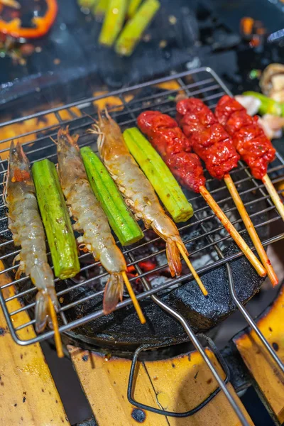 Foto vertical de camarão grelhado e carne bovina no fogão a carvão — Fotografia de Stock