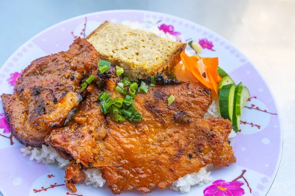 Delicious Vietnam panggang daging babi panggang rice- Com Tam — Stok Foto