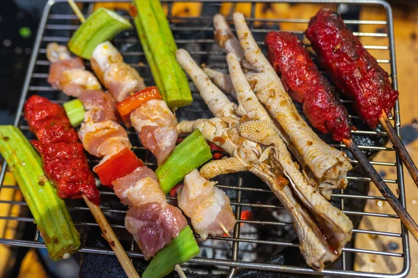 Foto de close-up de deliciosos espetos grelhados para churrasco e pernas de frango — Fotografia de Stock