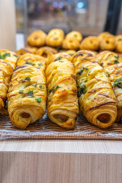 Foto vertical de panecillos de pastelería hinchados vendidos en bakeshop — Foto de Stock