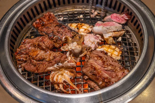 Camarones a la parrilla mariscos y carne de res en la estufa de barbacoa — Foto de Stock