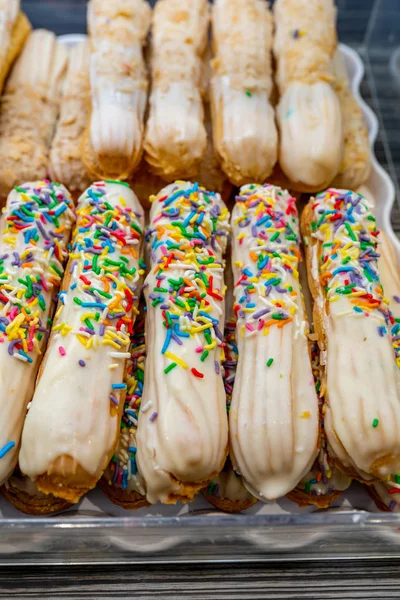 Romig bladerdeeg choux gebak te koop bij Franse bakeshop — Stockfoto