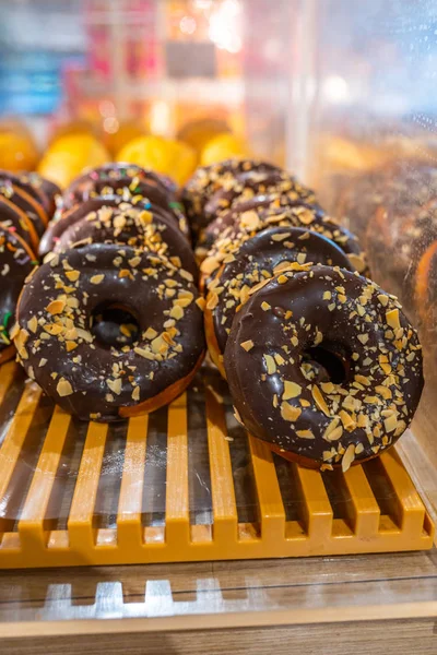 Heerlijke matte chocoladedonut te koop bij banketbakkerij — Stockfoto