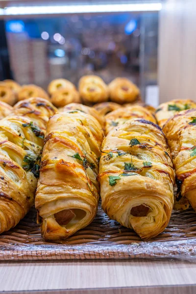 Closeup photo of freshly baked puff pastry rolls in bakeshop — Stockfoto