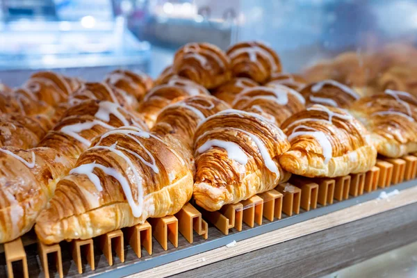 Número de sabrosos croissants de mantequilla a la venta en la pastelería — Foto de Stock