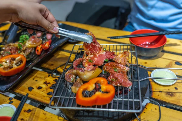 Grelhar fatias de carne marinada e pimentão no fogão a carvão — Fotografia de Stock