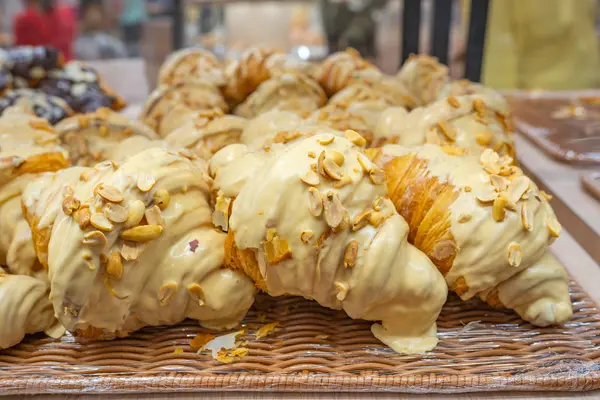 Stapel heerlijke croissants belegd met roomkaas en pinda 's — Stockfoto