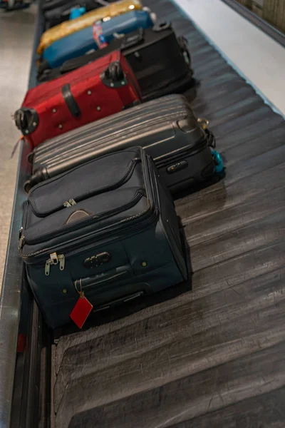 Foto verticale dei bagagli su nastro trasportatore in aeroporto — Foto Stock