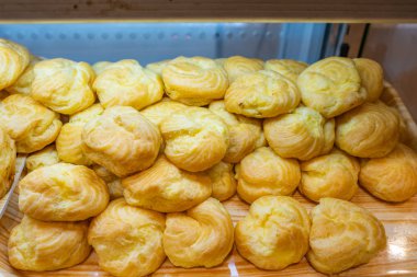 Pasta dükkanında satılacak bir yığın kabarık choux pastası.