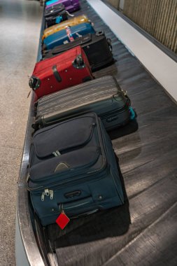 Havaalanında bavullar konveyör bandında duruyordu.