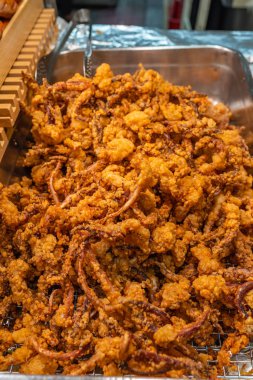 Sokak gıda pazarında bol hamurlu kızarmış deniz ürünleri.