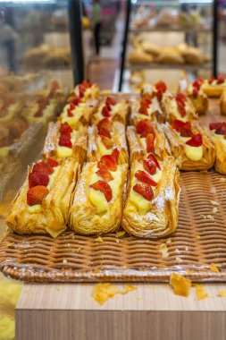 Fırından yeni çıkmış çilekli pasta ve kremalı krema.