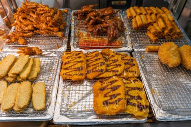 Lezzetli kızarmış sokak yemekleri ve gece pazarında börekler