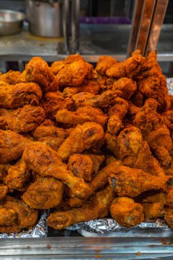 Yemek büfesinde hamurlu tavuk budu.