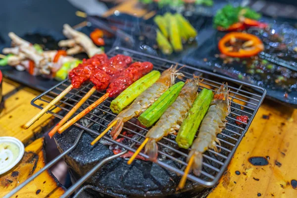 Camarões grelhados e carne de bovino marinada no fogão a carvão quente — Fotografia de Stock