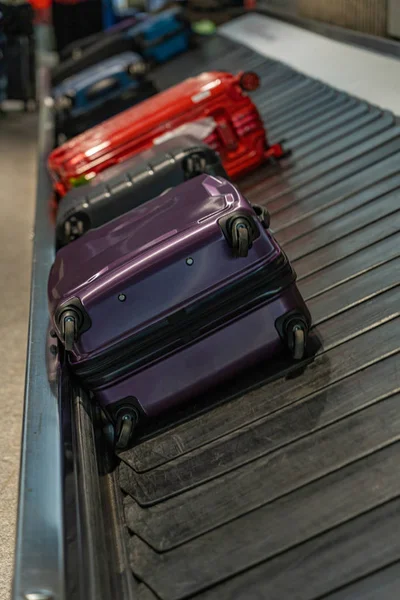 Detailní fotografie zavazadel na pásovém dopravníku na letišti — Stock fotografie